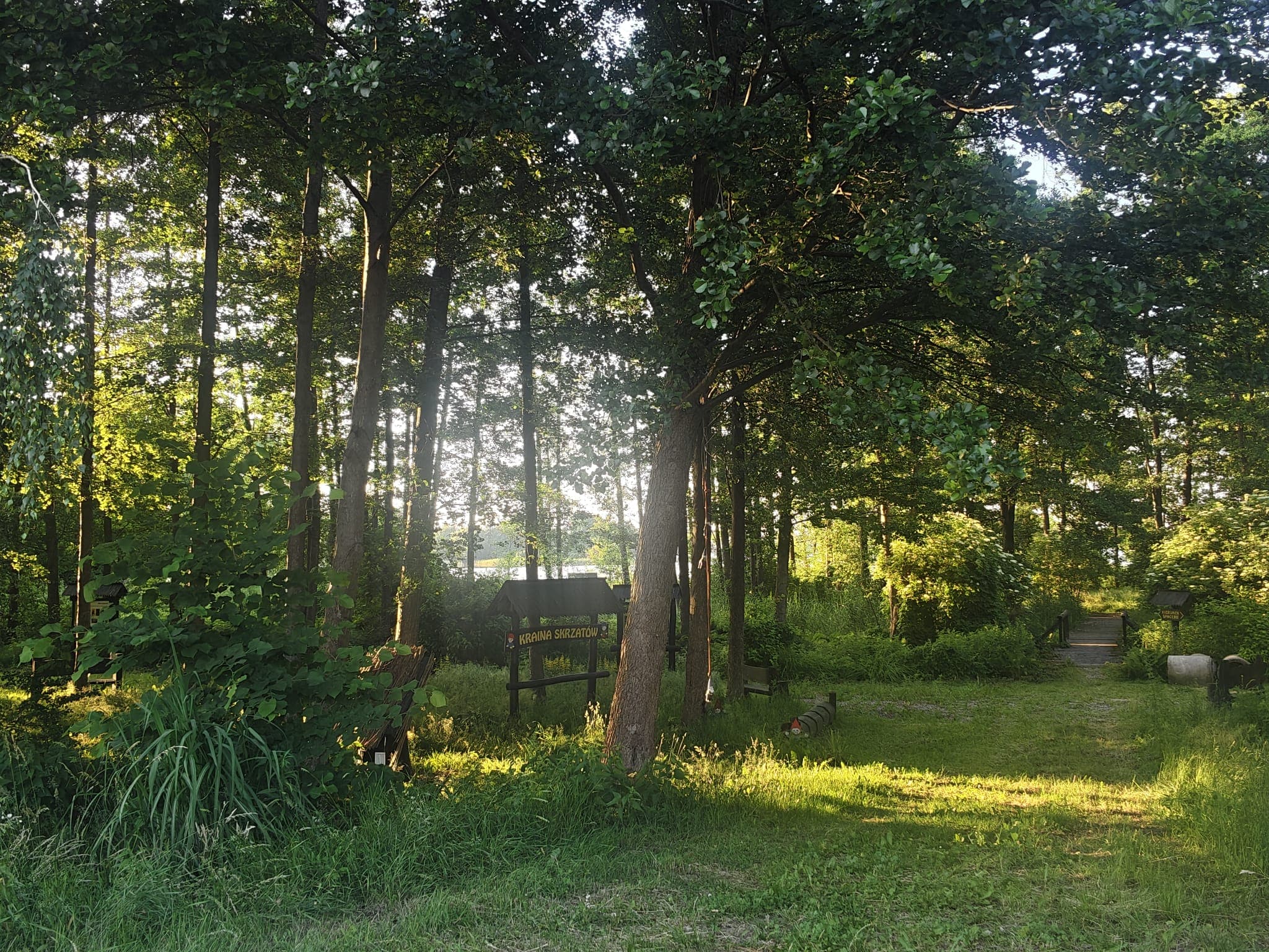 Eko Park in Majdy — Wege und Zwergenland am Wulpińskie-See