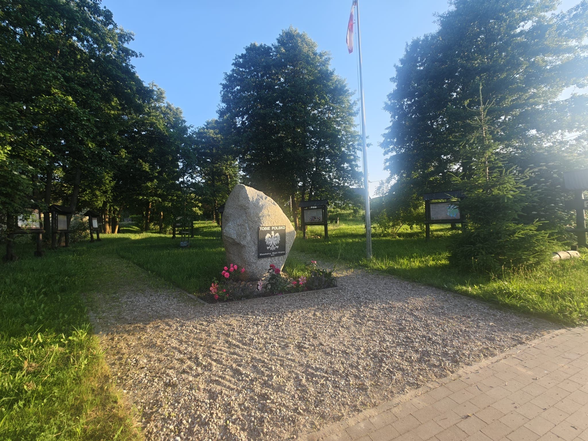 Gedenkpark und Dorfplätze im Zentrum von Majdy am Wulpińskie-See